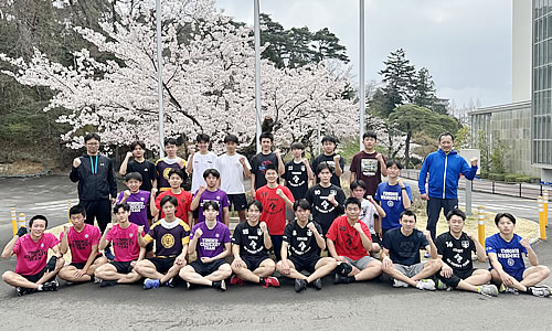 ２０２５．４．１２　入学式を終え１週間が経過し満開の震災桜前で陸トレ終了後に初の集合写真